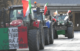 Pesaro - Corteo di 150 trattori per le vie della città, "settimana di mobilitazione"